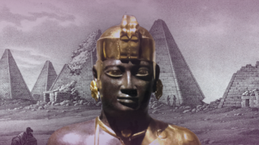 I forgrunden ses en bronzestatue af en gammel afrikansk hersker iført hovedbeklædning og smykker, mens gamle pyramider og stenruiner udgør baggrunden mod en lilla-farvet himmel.