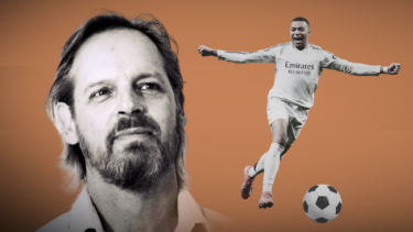 Til venstre ses et portræt i gråtoner af en skægget mand, mens en fodboldspiller i hvid trøje sparker til en fodbold til højre; begge er placeret foran en ensfarvet brun baggrund.