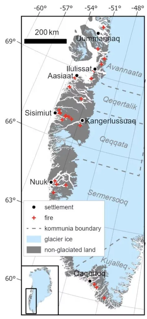 Kort over det vestlige Grønland, der viser bebyggelser (sorte prikker), brandsteder (røde krydser), kommunegrænser, gletscheris (lyseblå) og isfrit land (gråt), med angivelse af de større byer og en målestok på 200 km.