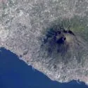Vesuv og millionbyen Napoli set fra Den Internationale Rumstation. Fotoet er taget af astronauten Sophie Adenot.