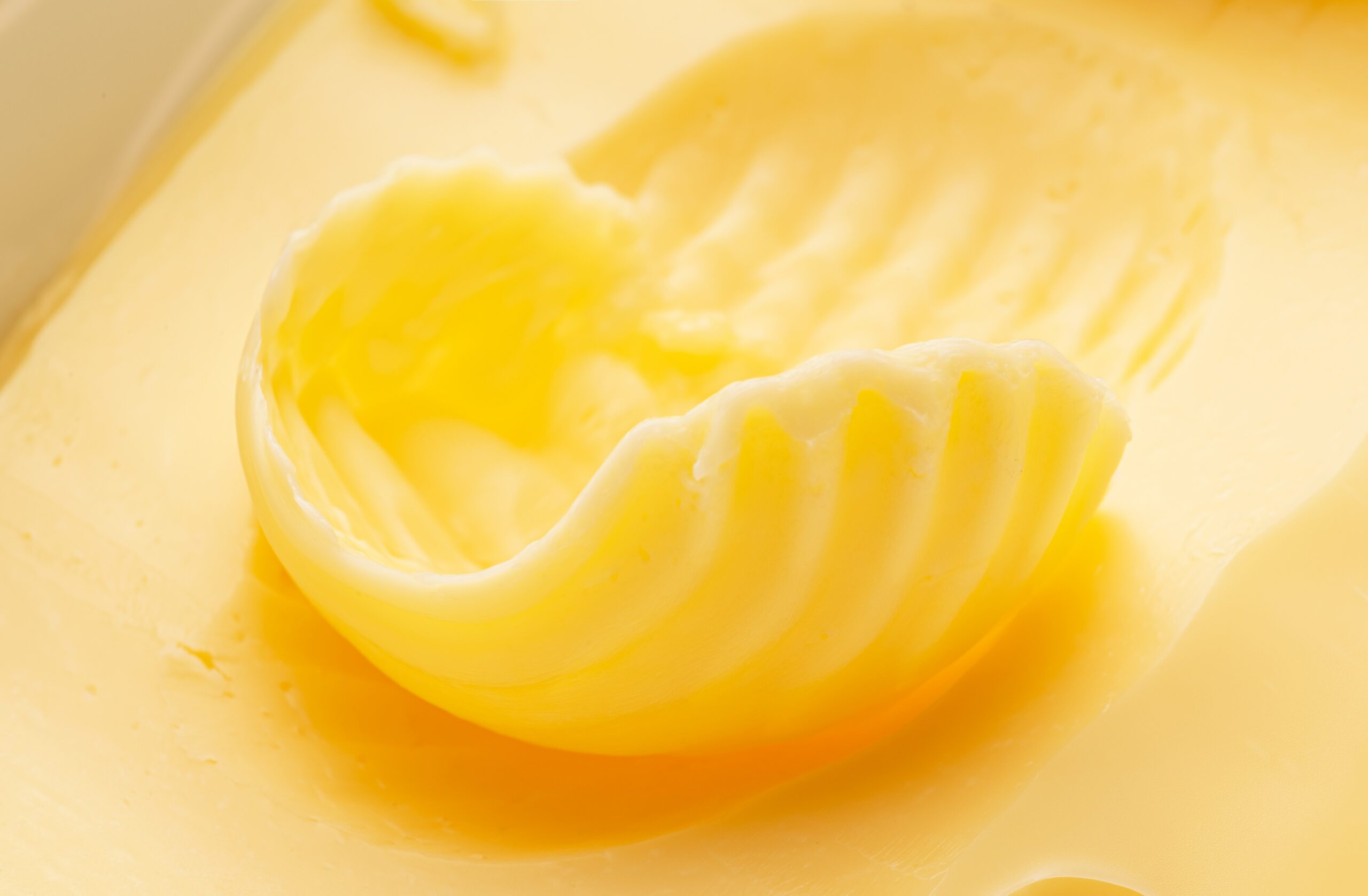 Foto af smør eller margarine rullet som en krølle.