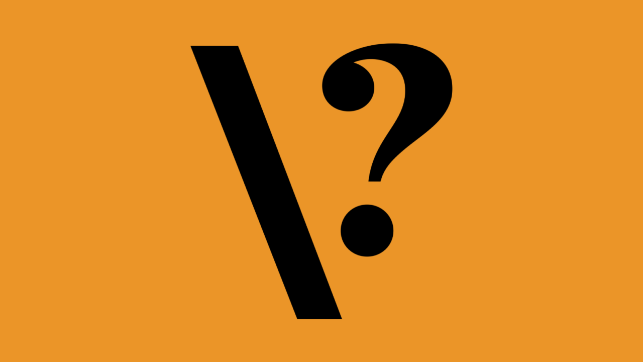 Store sorte symboler for bagstreg, spørgsmålstegn og punktum, der er anbragt lodret på en orange baggrund.
