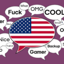 En stor taleboble med det amerikanske flag er omgivet af mindre bobler, der indeholder engelsk slang og almindelige ord som »Cool«, »OMG«, »Gamer«, »Bro«, »What«, »Nice«, »Fuck« og flere andre, på en lilla baggrund.