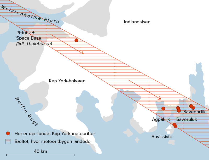Kort over det nordvestlige Grønland med røde prikker, der markerer fundstederne for Kap York-meteoritterne, et stribet bælte, der angiver meteoritfaldsområdet, mærkede lokaliteter samt en indsat forklaring. Land, hav og gletsjere er markeret med forskellige farver.