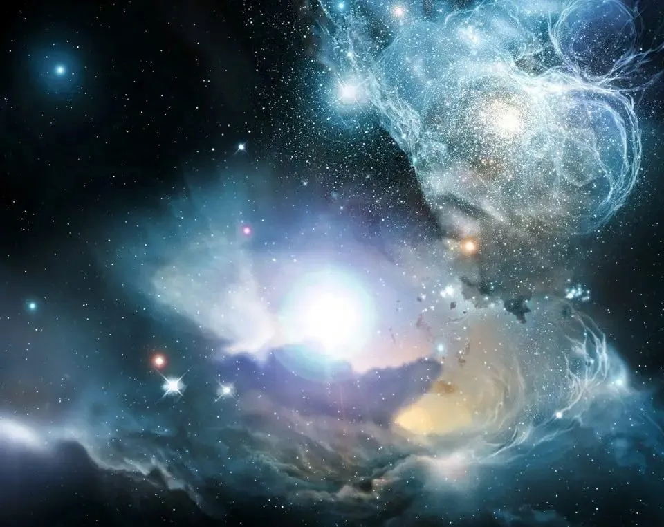 En lysende, glødende tåge stråler i det dybe rum, omgivet af farverige skyer, stjerner og kosmisk støv på en mørk baggrund, hvilket skaber et mystisk og æterisk himmelsk sceneri.