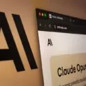 En computerskærm viser Anthropics hjemmeside med tekst om Claude Opus 4.1. Bogstaverne AI vises i stort format på venstre side af billedet.