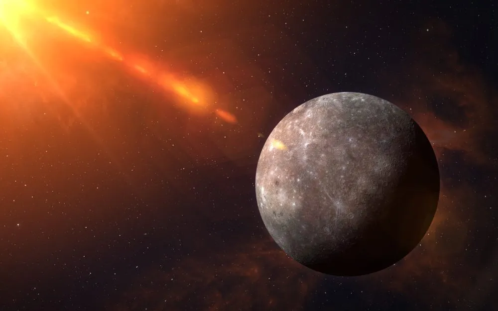 En klippeplanet med en overflade fuld af kratere ses i rummet tæt på en lysende sol, hvor solstråler og kosmisk støv oplyser den mørke baggrund.