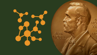 En Nobelpris-medalje ved siden af et abstrakt orange netværk eller molekylært diagram på en mørkegrøn baggrund.