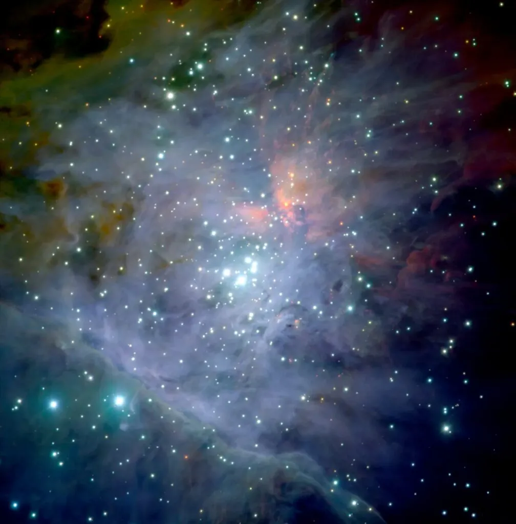 Lyse stjerner spredt ud over en farverig, tåget stjernetåge i rummet, med nuancer af blåt, lilla og orange samt et blødt, glødende lys over hele det kosmiske sceneri.