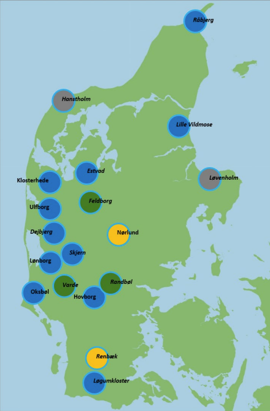 Kort over Danmark, der viser skovområderne, markeret med blå og gule cirkler med skovnavne, spredt over fastlandet og nogle få kystområder.