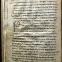 En side fra et gammelt manuskript med tæt latinsk håndskrift i brunt blæk på pergament, herunder et dekorativt initialbogstav P.