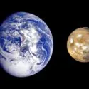 Jorden og Mars side om side i rummet, hvor størrelses- og farveforskellene fremgår; Jorden fremstår større med blå oceaner og hvide skyer, mens Mars er mindre, brun-orange og klippefyldt.