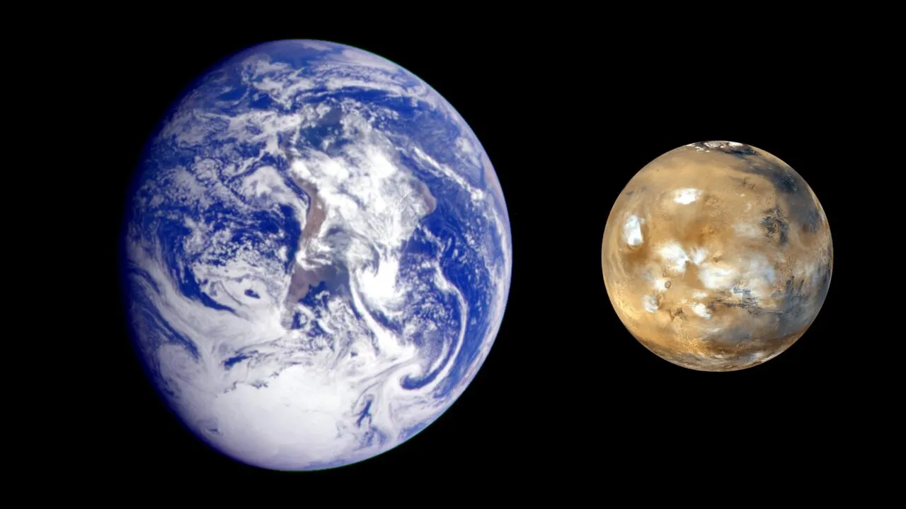 Jorden og Mars side om side i rummet, hvor størrelses- og farveforskellene fremgår; Jorden fremstår større med blå oceaner og hvide skyer, mens Mars er mindre, brun-orange og klippefyldt.