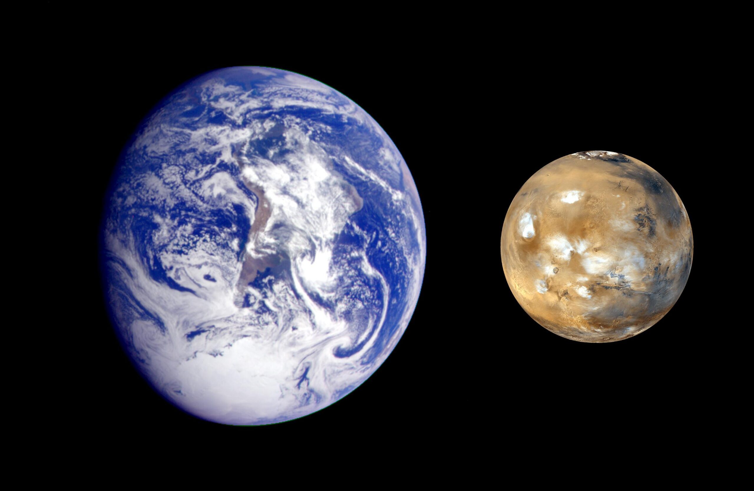 Jorden og Mars side om side i rummet, hvor størrelses- og farveforskellene fremgår; Jorden fremstår større med blå oceaner og hvide skyer, mens Mars er mindre, brun-orange og klippefyldt.