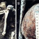 A: En arkæologisk grav med et menneskeskalle og lange knogler. B: Et nærbillede af en menneskeskalle med et lineært brud, målt med en lineal.