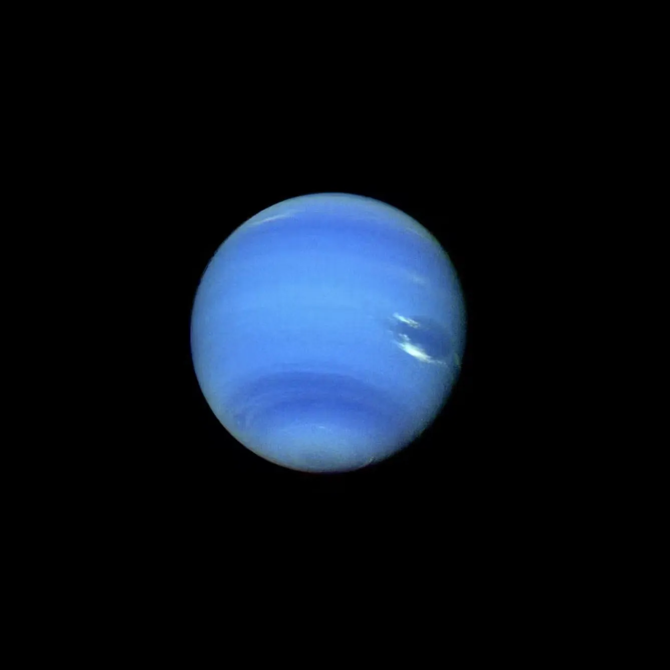 Den blå planet Neptun på sort baggrund.