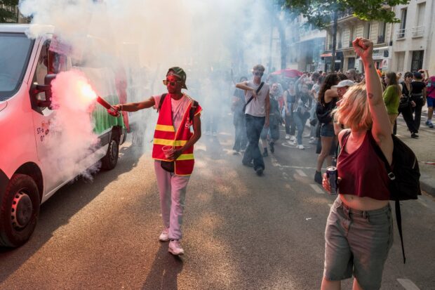 Vold, kaos og tåregas: Derfor går franskmænd så ofte på barrikaderne